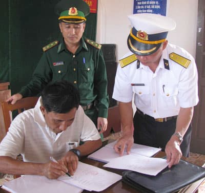 Tiếp nhận 7 ngư dân trên tàu cá bị nạn tại khu vực quần đảo Trường Sa