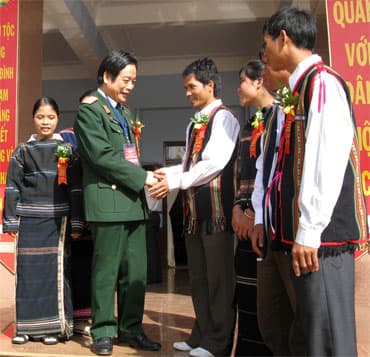 Yêu thương công nhân người Kinh như con đẻ