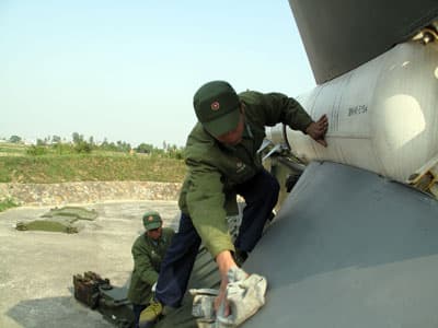 Chú trọng khai thác tốt vũ khí, khí tài hiện đại