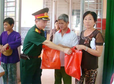 Trao nhà tình nghĩa, khám bệnh miễn phí cho người nghèo ở Long An