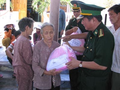 Thăm, tặng quà 40 hộ nghèo nhân dịp Tết Canh Dần