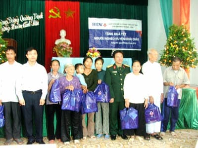 Những suất quà Tết mang nặng nghĩa tình
