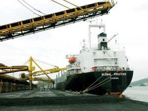 Bốc rót 49.000 tấn than "xông đất" cảng Cẩm Phả
