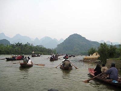 Gần 6 vạn du khách tham dự khai hội chùa Hương 2010