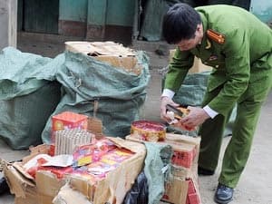 Ngăn chặn vận chuyển trái phép pháo nổ vào Việt Nam