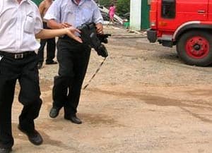 Hai nhà báo bị tám kẻ hành hung khi tác nghiệp