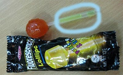 Thu hồi kẹo mút phát sáng gây ung thư