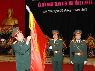 Đón nhận danh hiệu Anh hùng lực lượng vũ trang nhân dân