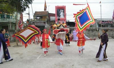 “Tráng sĩ” tóc dài say điệu múa lân