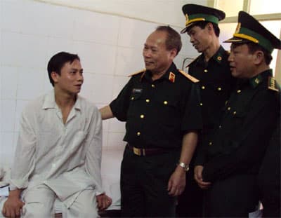 Y sĩ biên phòng dũng cảm bắt tội phạm được thăng quân hàm trước niên hạn
