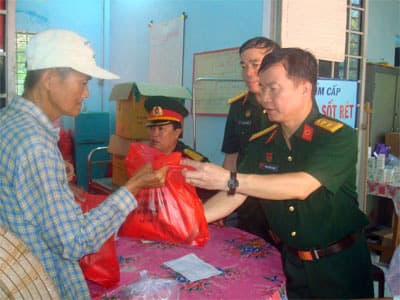 Khám bệnh, cấp thuốc miễn phí cho gần 700 đối tượng chính sách