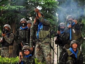 "Áo đỏ" và lực lượng an ninh đụng độ ở nhiều nơi