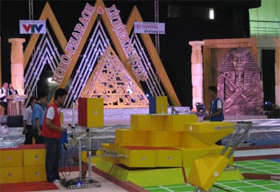 “Robo Pharaoh xây kim tự tháp”