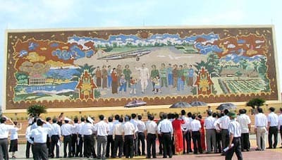 Khánh thành bức phù điêu “Bác Hồ - Tổ quốc - Quê hương”