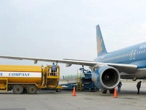 Máy bay của Vietnam Airlines va chạm với ô tô chở dầu