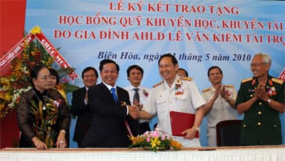 20 tỷ đồng tạo quỹ khuyến học Lê Văn Kiểm và gia đình