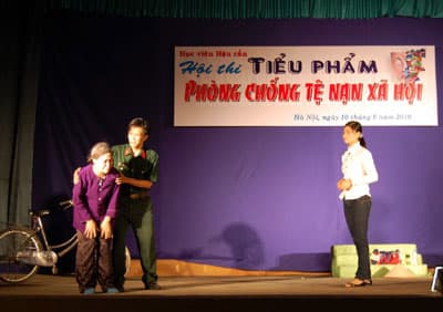 Chống tệ nạn xã hội bằng tiểu phẩm