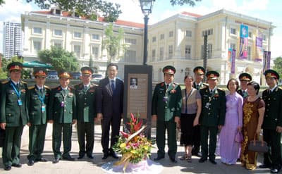 Đại tướng Phùng Quang Thanh đặt hoa tại Bia tưởng niệm Chủ tịch Hồ Chí Minh ở Xin-ga-po