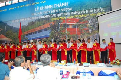 Thủ tướng Nguyễn Tấn Dũng cắt băng khánh thành Nhà máy thủy điện A Vương