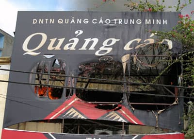 Cháy lớn dưới chân cầu vượt Ngã Tư Vọng
