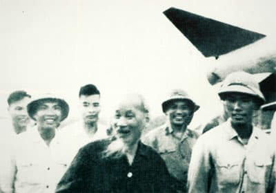 Bác Hồ với Bộ đội Tên lửa phòng không