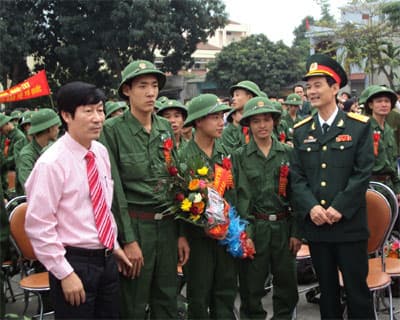 Khen thưởng thanh niên tình nguyện nhập ngũ