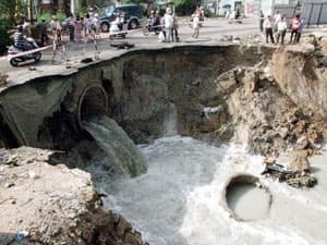 50m đường quốc lộ bất ngờ sụp xuống sông Hậu