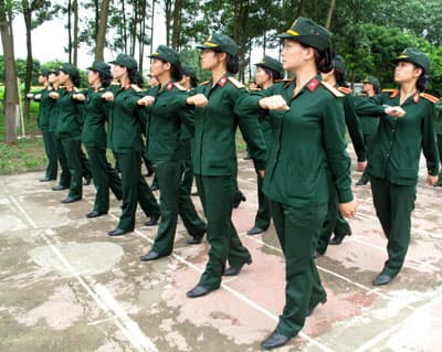 “Bóng hồng” luyện tập diễu binh mừng Đại Lễ