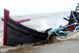 Tàu nước ngoài đâm chìm tàu cá gây thương vong