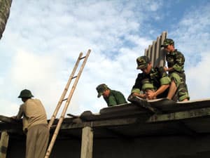 Giúp dân khắc phục hậu quả lốc xoáy, sẵn sàng ứng phó với bão số 3