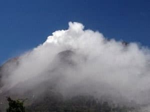 Indonesia báo động vì núi lửa Sinabung phun trào