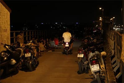 "Chợ" trên cầu Long Biên