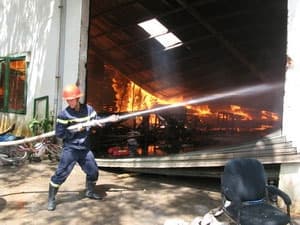 Hải Dương: Lửa thiêu rụi kho hóa chất và bao bì