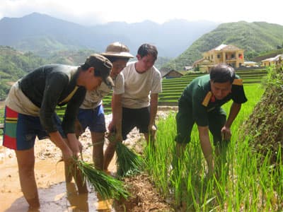 Đưa nước lên đồi giúp bà con trồng lúa