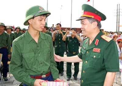 Giao quân trang trọng, nhanh, gọn, an toàn