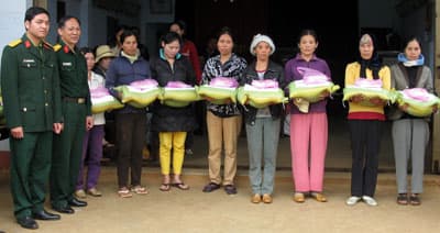 Tặng quà Tết cho 200 hộ nghèo