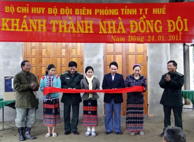 Khánh thành và bàn giao ba nhà nghĩa tình đồng đội