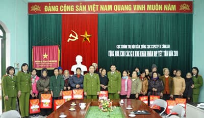 Tặng quà Tết cho 130 gia đình chính sách