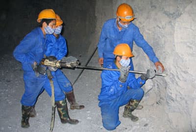 Lính công binh trên công trình mùa xuân