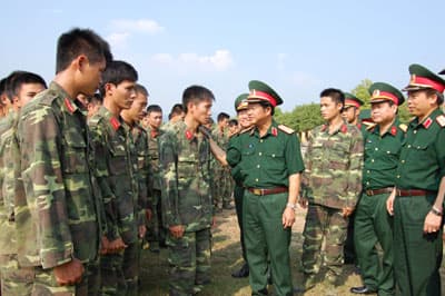 Trung tướng Đỗ Bá Tỵ thăm, kiểm tra Quân khu 3 và Lữ đoàn 490