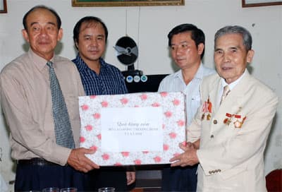 Biểu dương các chiến sĩ cách mạng bị địch bắt tù đày