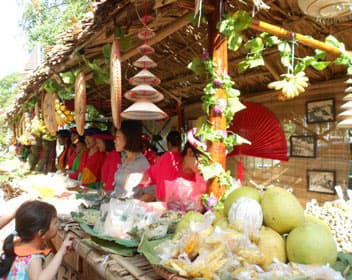 Đậm đã hương sắc Việt trong Hội chợ quê NIAGS 2011