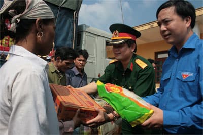 Cứu trợ  nhân dân vùng lũ miền Trung 2 tấn gạo