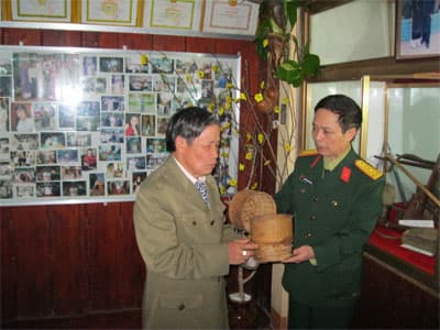 Chiếc típ đựng cơm của bà mẹ người Lào