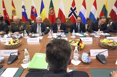 Trong khó khăn tài chính, NATO tìm cách rút quân