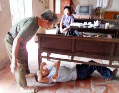 Đắng lòng hai cụ già nuôi con bại liệt