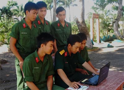 Laptop và sĩ quan trẻ