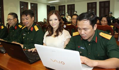 Cán bộ, phóng viên Báo QĐND và Đại sứ du lịch Việt Nam Lý Nhã Kỳ bầu chọn cho Vịnh Hạ Long