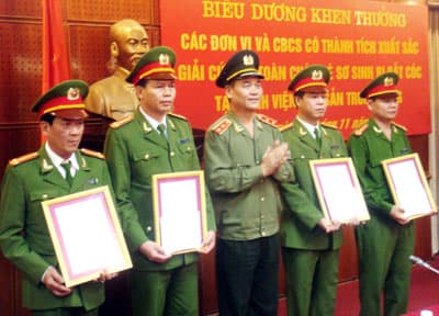 Khen thưởng các đơn vị tham gia phá án