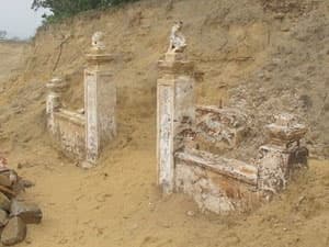 Đền cổ vùi trong cát có nhiều hiện vật thời Nguyễn